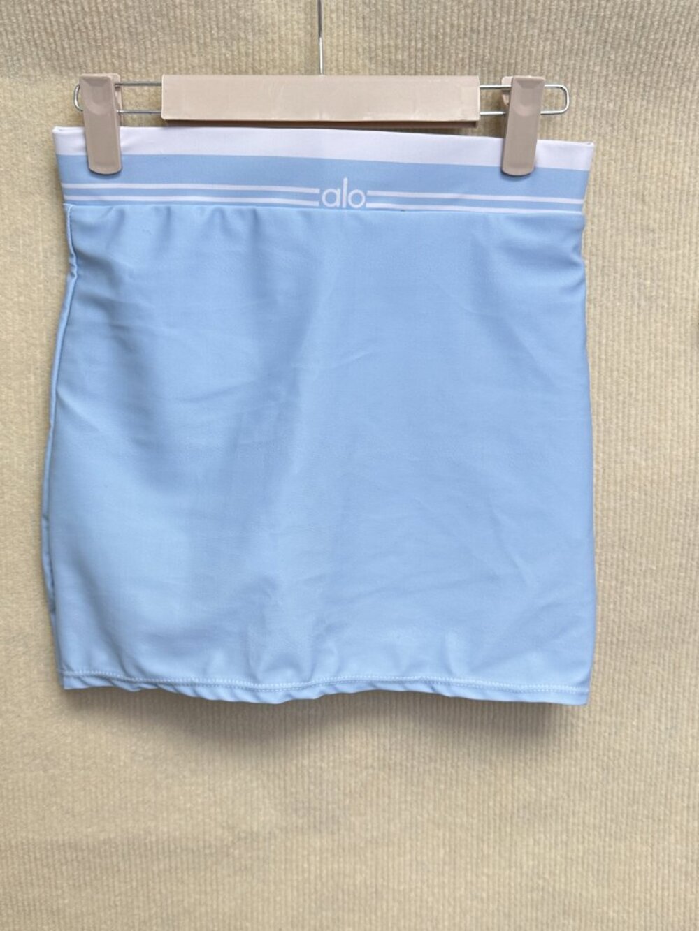 Alo Yoga solid color sports bra with logo + sports skirt, size S - Picture 4 of 4